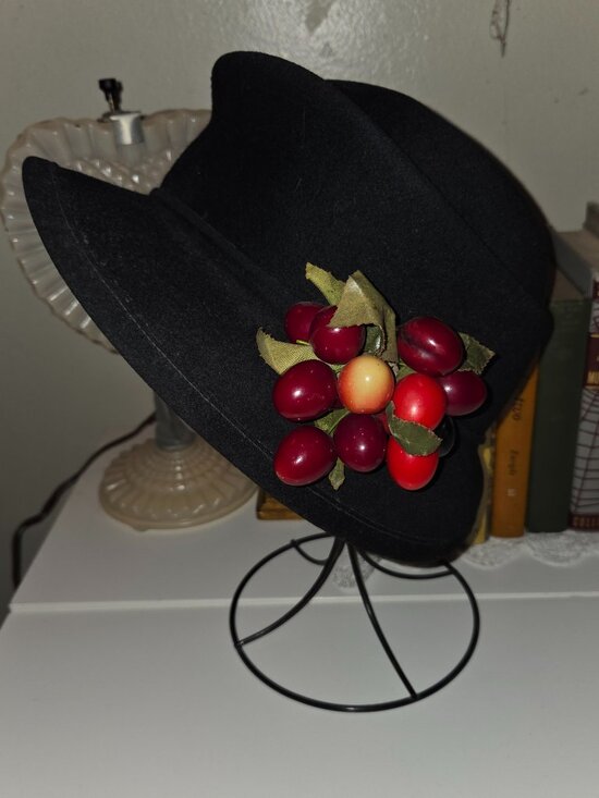 Accessories - 1920s Ladies Felt Hat with Fruit Trim
